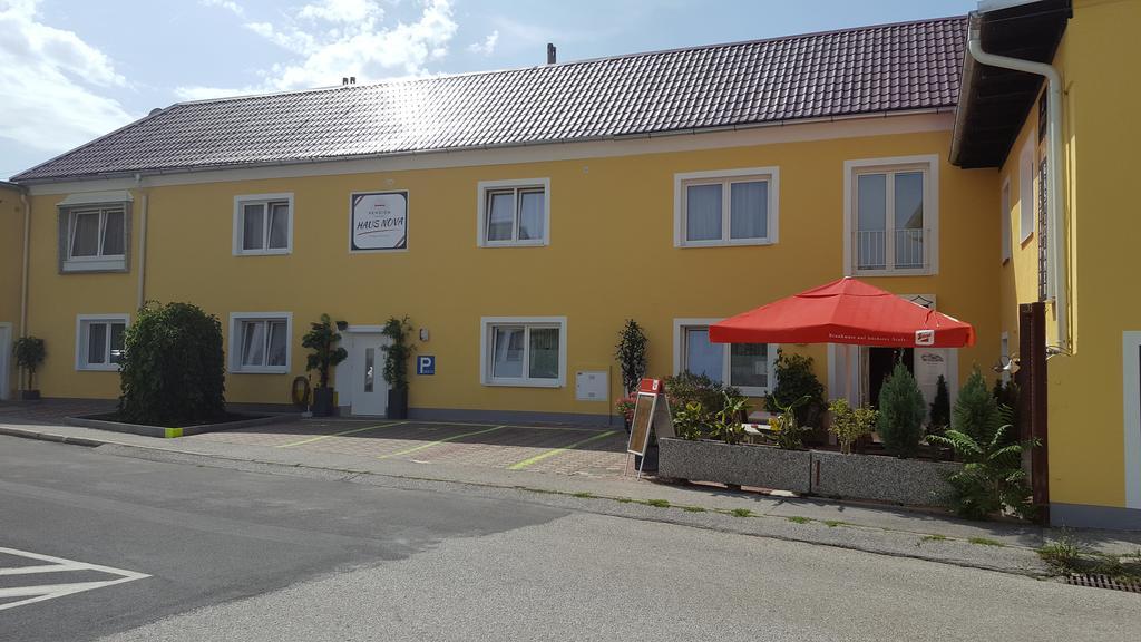 Pension Haus Nova Wiener Neustadt Eksteriør bilde